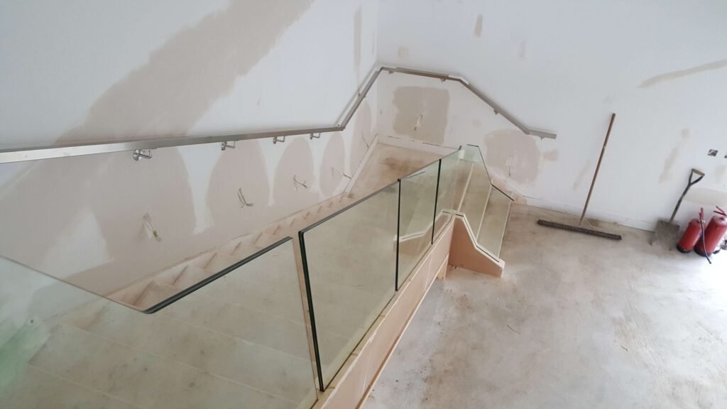 Floating glass for stairs