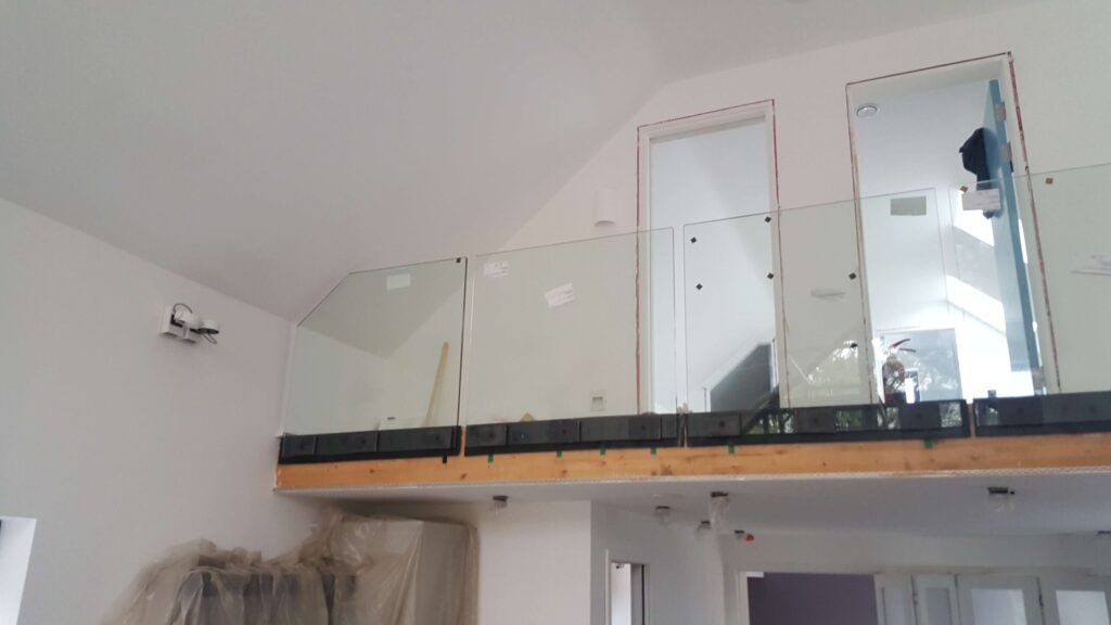 floating glass for gallery